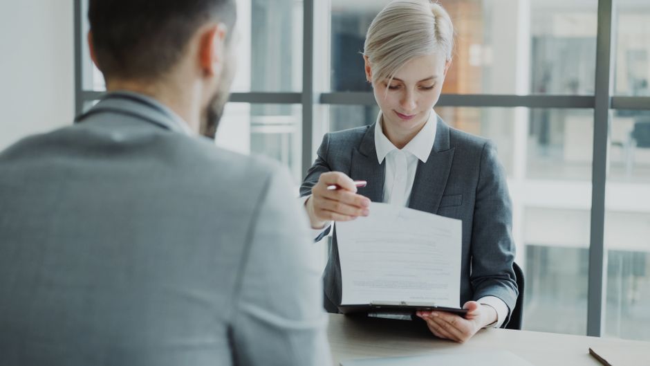 経歴詐称が発覚したら解雇できる？対応の判断基準