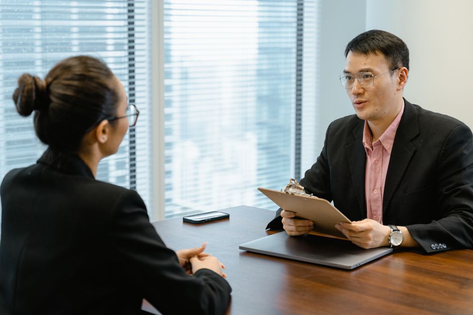 欠勤が多い社員への早期介入の判断ポイント