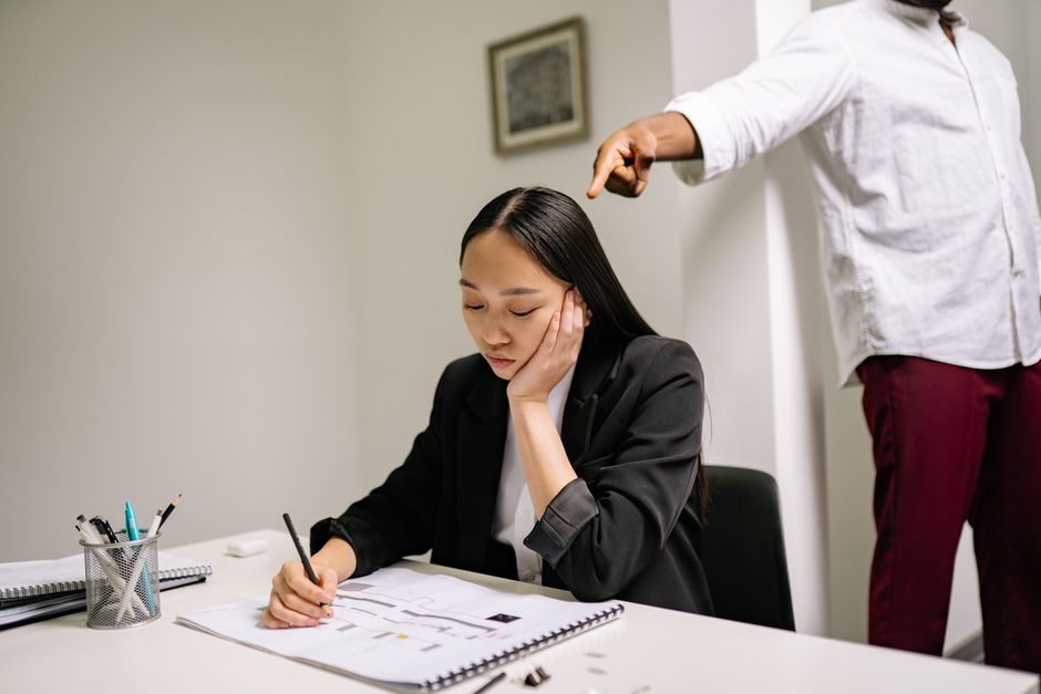 連続低評価社員への対応フロー4ステップ｜降格・改善プランの進め方